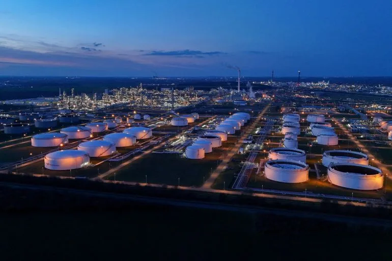 Oil Prices Surge Toward $200 as Geopolitical Crisis Threatens Global Supply in the Strait of Hormuz