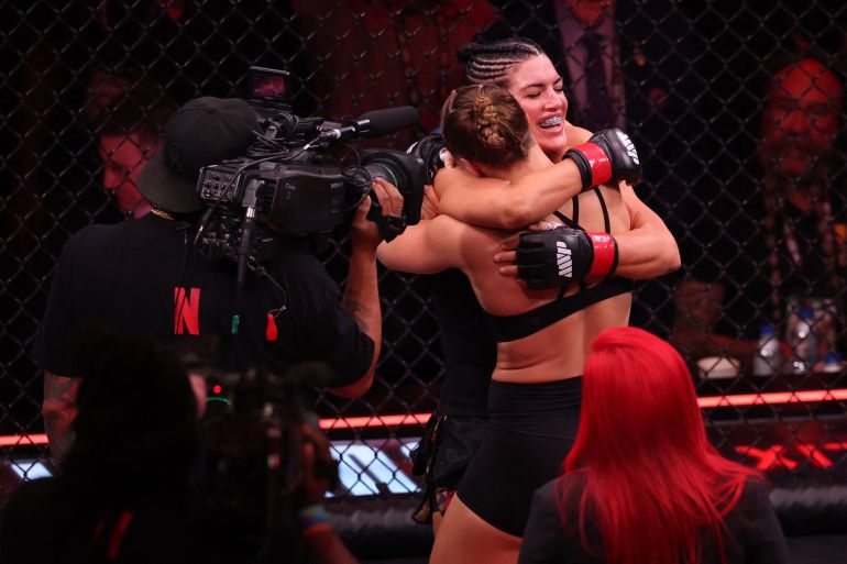 Ronda Rousey defeats Gina Carano in 17 seconds with armbar