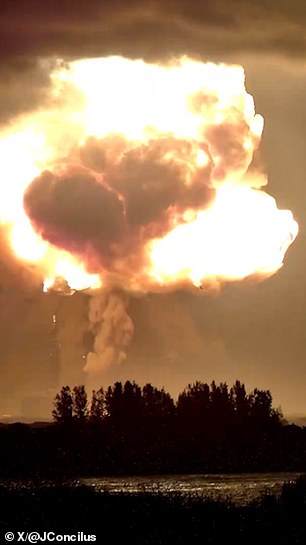 Blue Origin's New Glenn Rocket Explodes, Threatening NASA Artemis Moon Mission